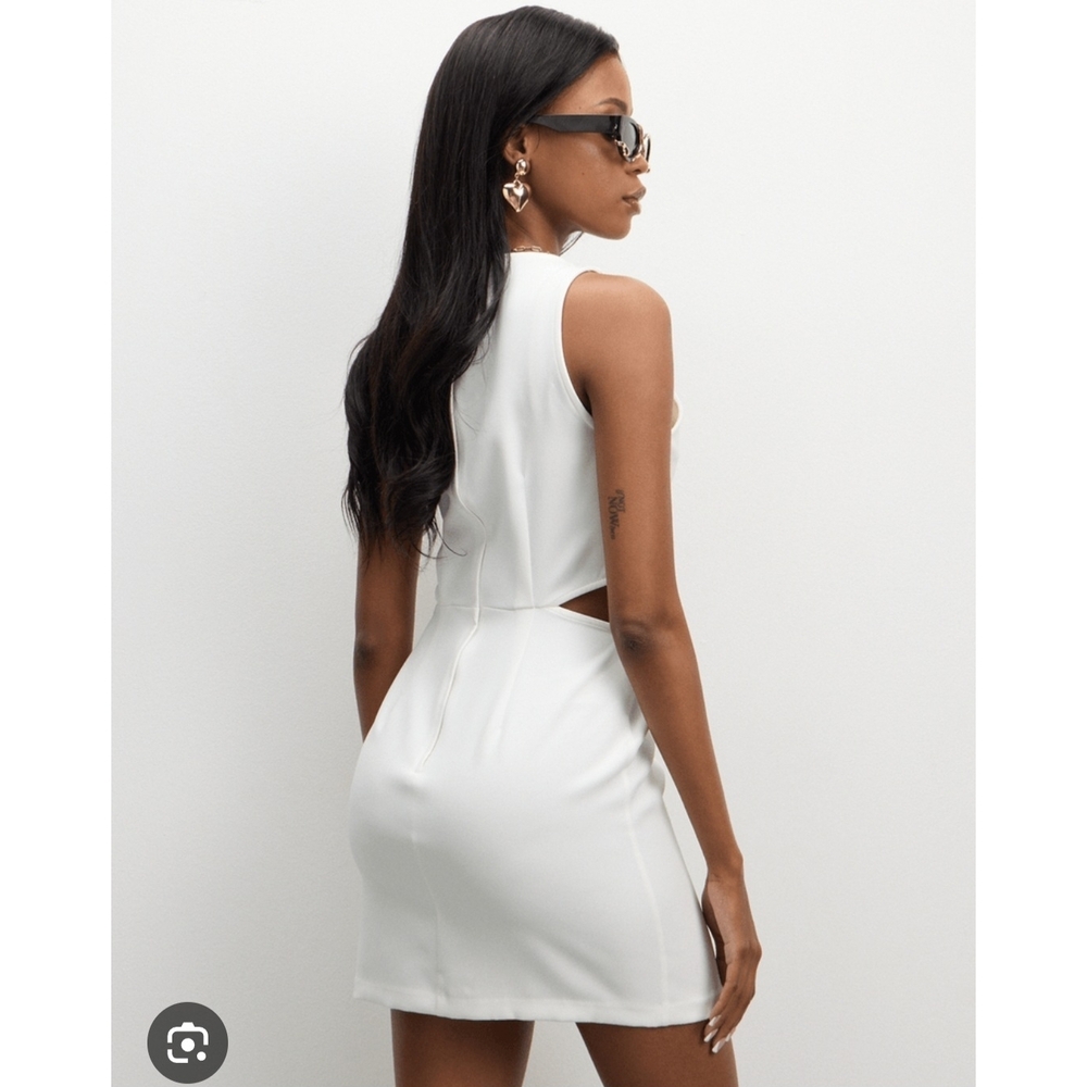 Elegant White Sleeveless Dress